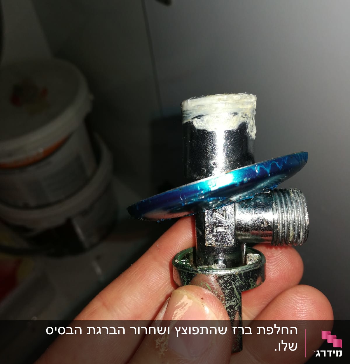 שסתום מתכת עם חיבורי צנרת ביד של אדם